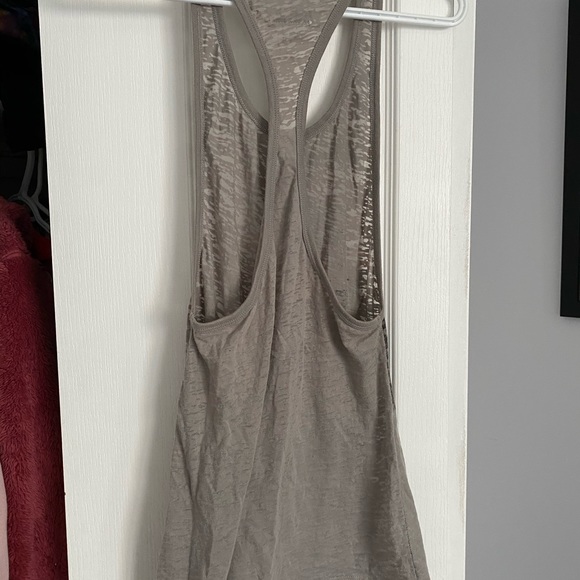 4 Tank tops - Picture 8 of 8